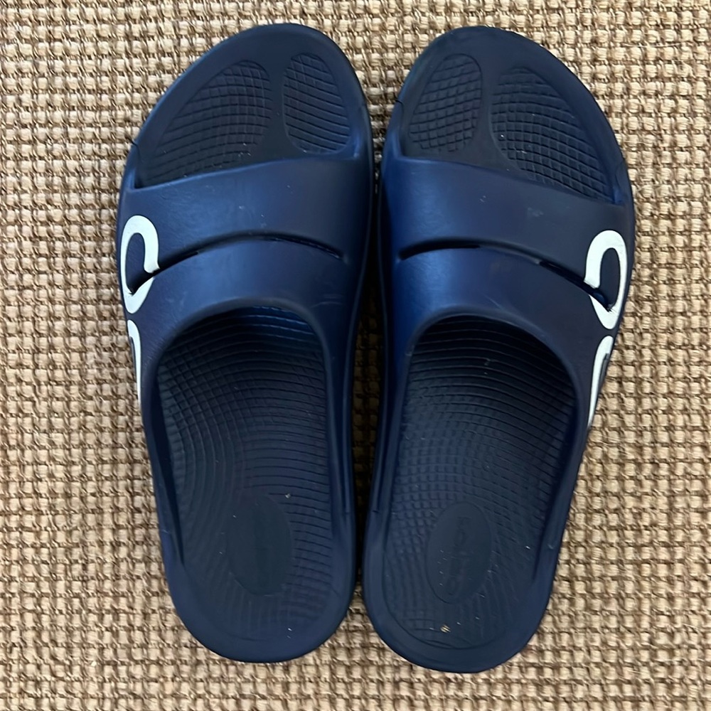 Oofos Unisex Blue Logo Slide Sandals GC. Mens Size 9 Euro 42